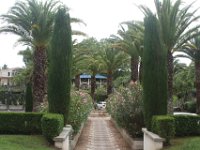 Le parc thermal de Cambo les Bais est planté de palmiers et l'établissement thermal, de style néo-classique est paré de mosaïques et de ferronneries